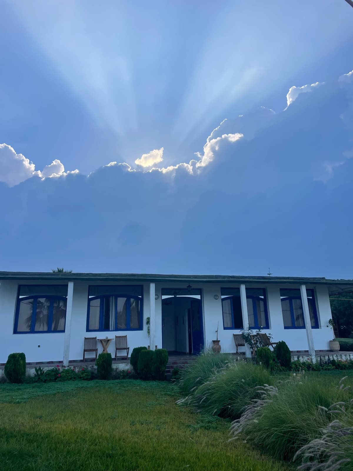 Les bungalows de Kalicamp sous un ciel de Oualidia