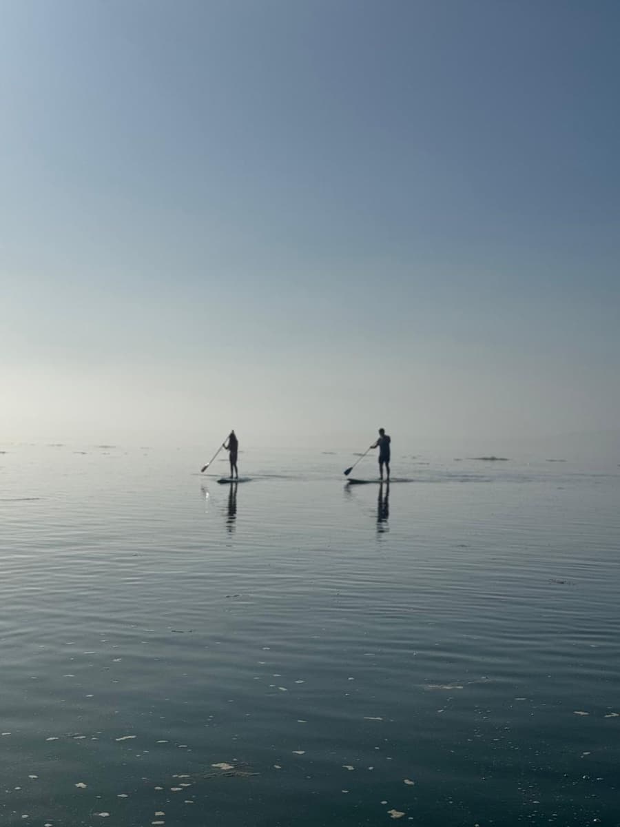 Paddle sur la lagune brumeuse de Oualidia à l'aube