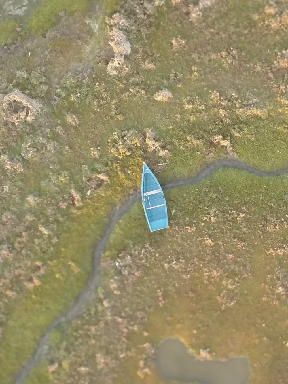 Flouka bleue posée sur la lagune de Oualidia, vue du ciel