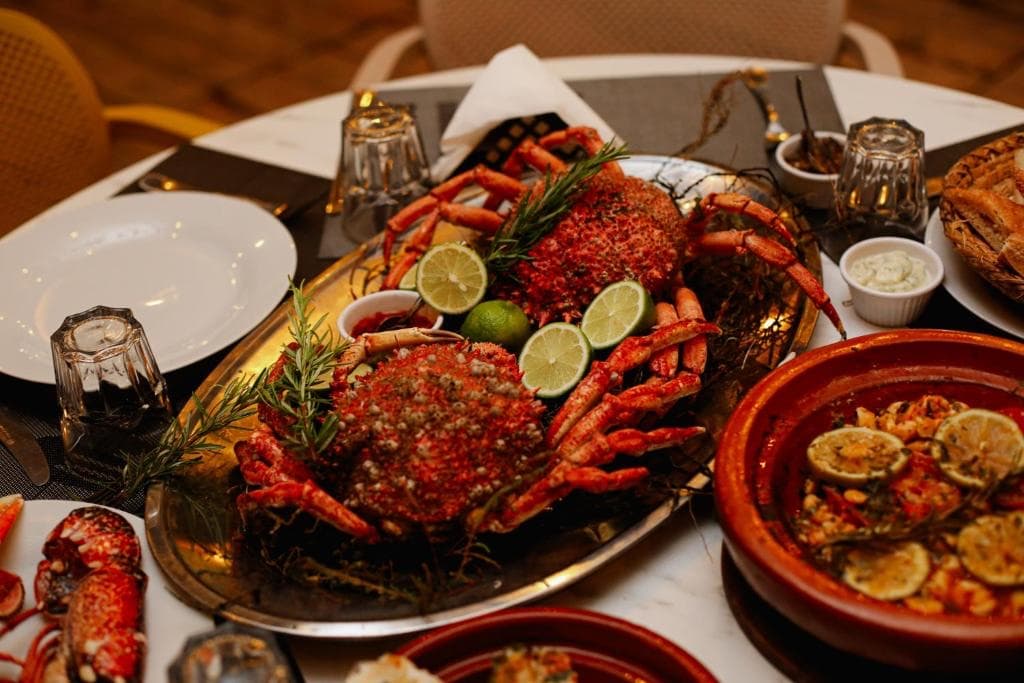Plateau de fruits de mer — araignées de mer, homard, citron et tajine